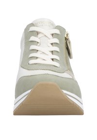 Sneaker con corpo in pelle bianca e dettagli in camoscio verde chiaro, lacci piatti in cotone e cerniera laterale. Suola in gomma con battistrada strutturato.