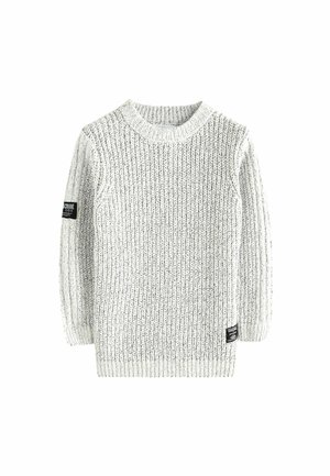 Pull en maille gris et blanc à manches longues avec texture côtelée et patchs rectangulaires noirs sur la manche gauche et en bas à droite devant.