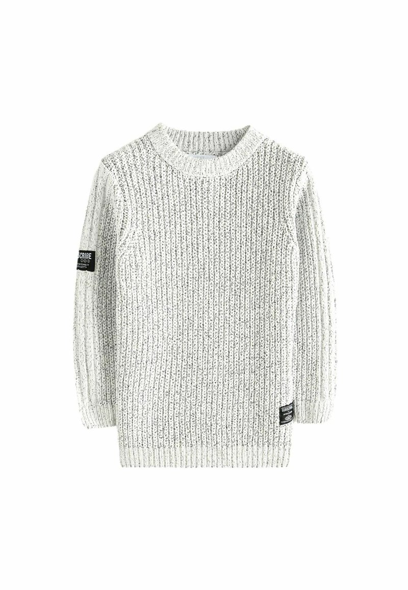 Pull en maille gris et blanc à manches longues avec texture côtelée et patchs rectangulaires noirs sur la manche gauche et en bas à droite devant.