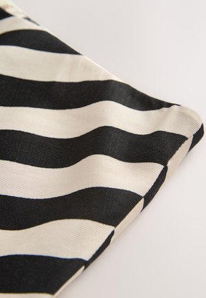 Schwarz-weiß gestreifter Stoff mit breiten horizontalen Streifen und einer gerippten Struktur, flach auf einer hellen Oberfläche ausgelegt.