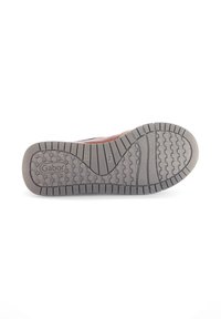 Semelle en caoutchouc d'une chaussure, présentant un motif hexagonal, une forme incurvée et des éléments de prise texturés. Logo "Gabor" embossé.
