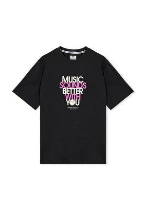 Camiseta negra de manga corta con la frase "La música suena mejor contigo" en texto crema y rosa en el centro delantero.