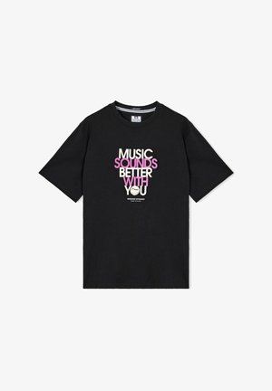 Crna majica kratkih rukava s natpisom "Music sounds better with you" u krem i ružičastoj boji na sredini prednjeg dijela.