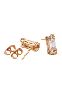 Náušnice ve zlatém tónu s obdélníkovými průhlednými kameny a malými kulatými akcenty. Zahrnují dvě náušnice na klip a jeden design s puzeta.
