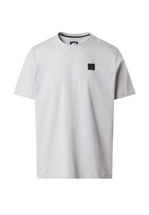 Kurzärmliges, graues Baumwoll-T-Shirt mit Rundhalsausschnitt und einem kleinen schwarzen Logopatch auf der linken Brust. Glatte Textur.