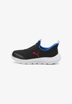 Zwarte slip-on sneaker met witte zool, blauwe voering en rood Puma-logo aan de zijkant.