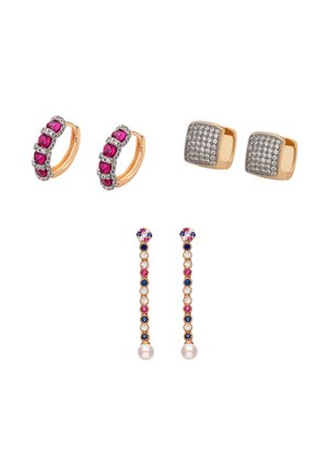 Trei perechi de cercei din aur: cercuri cu pietre roșii și diamante, cercei pătrați cu diamante și cercei lungi cu picături de pietre multicolore și perle.