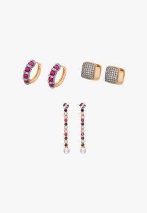 Trois paires de boucles d'oreilles en or : créoles avec pierres rouges et diamants, clous carrés avec diamants, et longues pendantes avec pierres multicolores et perles.