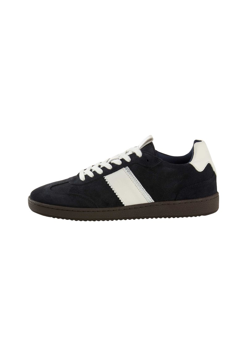 Sneakers in suede blu navy con una striscia di accento in pelle bianca, caratterizzati da un design con lacci e una suola in gomma con dettagli testurizzati.
