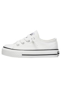 Białe trampki na płaskiej podeszwie z okrągłym noskiem wykończonym gumowym czubkiem, srebrnymi oczkami i czarną linią wzdłuż podeszwy. Teksturowana gumowa podeszwa.