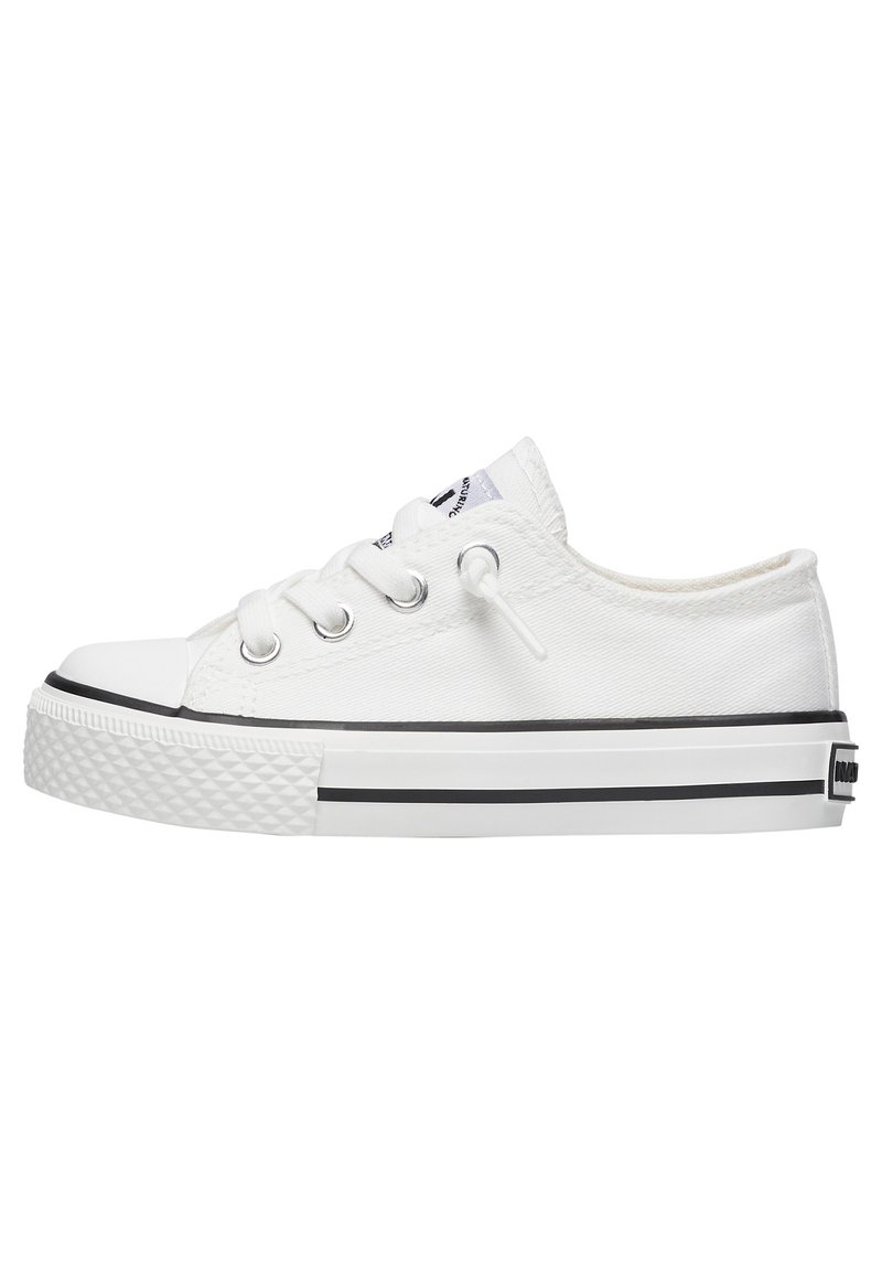 Białe trampki na płaskiej podeszwie z okrągłym noskiem wykończonym gumowym czubkiem, srebrnymi oczkami i czarną linią wzdłuż podeszwy. Teksturowana gumowa podeszwa.