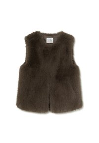 Chaleco sin mangas de piel sintética marrón con un cuello redondo, textura suave y etiqueta visible en el interior del cuello.