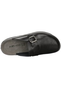 Sorte lædersandaler med en justerbar spænde, tekstureret fodseng og kontrastlyse sål. Har en rund form og åben design.