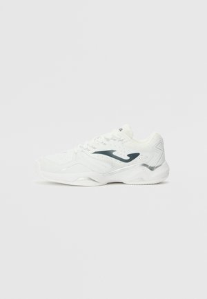 Zapatilla deportiva blanca con parte superior de malla, acentos en azul oscuro, collar acolchado y suela texturizada. Cuenta con un sistema de cordones para un ajuste seguro.
