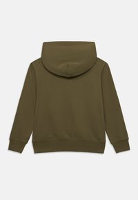 Φόρμα φούτερ με κουκούλα σε ελιά πράσινο χρώμα, με ριμπ μανσέτες και τελείωμα, εμφανιζόμενη από πίσω σε λευκό απλό φόντο.