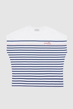 Bílé tričko s námořnickými vodorovnými pruhy a červenou výšivkou "úsměv" na přední straně. Volný střih a krátké rukávy. Měkký materiál.
