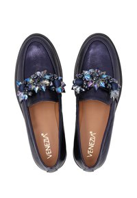 Mørkeblå sko med metallic glans, prydet med en dekorativ klynge af krystaller og perler foran, med en slip-on design.