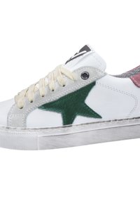 Białe sneakersy z zielonym wzorem gwiazd, szarymi zamszowymi akcentami, beżowymi sznurówkami oraz lekko zużytą białą gumową podeszwą.