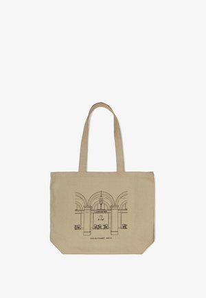 Sac fourre-tout en toile beige avec dessin au trait noir de l'entrée en arche d'un café, tables et chaises, étiqueté "Lancaster Le Café, 4 Rue des Pyramides, Paris"