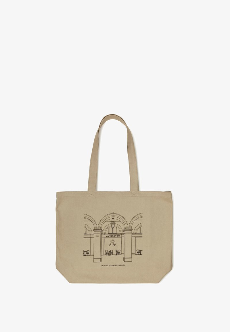 Sac fourre-tout en toile beige avec dessin au trait noir de l'entrée en arche d'un café, tables et chaises, étiqueté "Lancaster Le Café, 4 Rue des Pyramides, Paris"