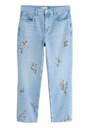 Lichtblauwe rechte jeans met geborduurde pastelkleurige bloemenpatronen verspreid over beide benen, met voorzakken en een knoopsluiting.