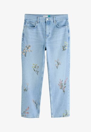 Lichtblauwe rechte jeans met geborduurde pastelkleurige bloemenpatronen verspreid over beide benen, met voorzakken en een knoopsluiting.