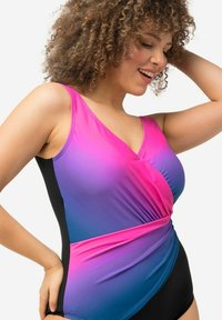 Maillot de bain une pièce avec un design dégradé allant du rose au bleu, avec des panneaux latéraux noirs et un détail de tissu enroulé à la taille. Texture lisse.