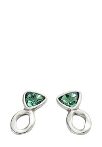 Pendientes de plata con piedras preciosas verdes en forma triangular y un diseño fluido en bucle abierto. La textura suave y el acabado pulido realzan su atractivo visual.