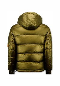 Olijfgroen pufferjack met een capuchon, voorzien van gewatteerde secties en elastische manchetten. Inclusief een zijzak met een accentkleur detail.