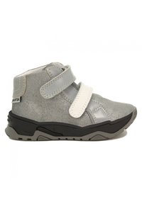 Scarpa high-top grigia realizzata in camoscio e pelle con due fasce in velcro bianche, suola in gomma nera e dettagli testurizzati sulla parte superiore.