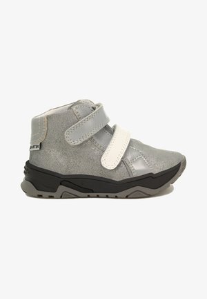 Grauer High-Top-Schuh aus Wildleder und Leder mit zwei weißen Klettverschlüssen, einer schwarzen Gummisohle und strukturierten Details im Obermaterial.