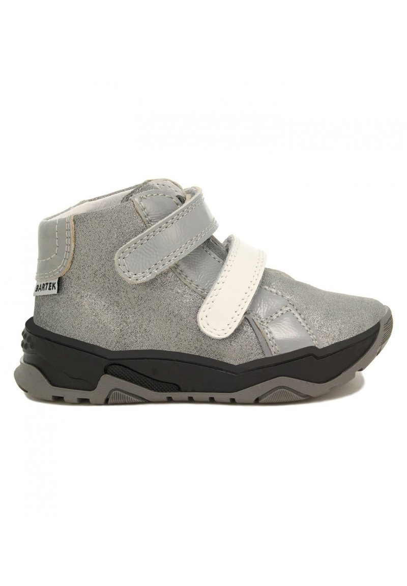 Scarpa high-top grigia realizzata in camoscio e pelle con due fasce in velcro bianche, suola in gomma nera e dettagli testurizzati sulla parte superiore.