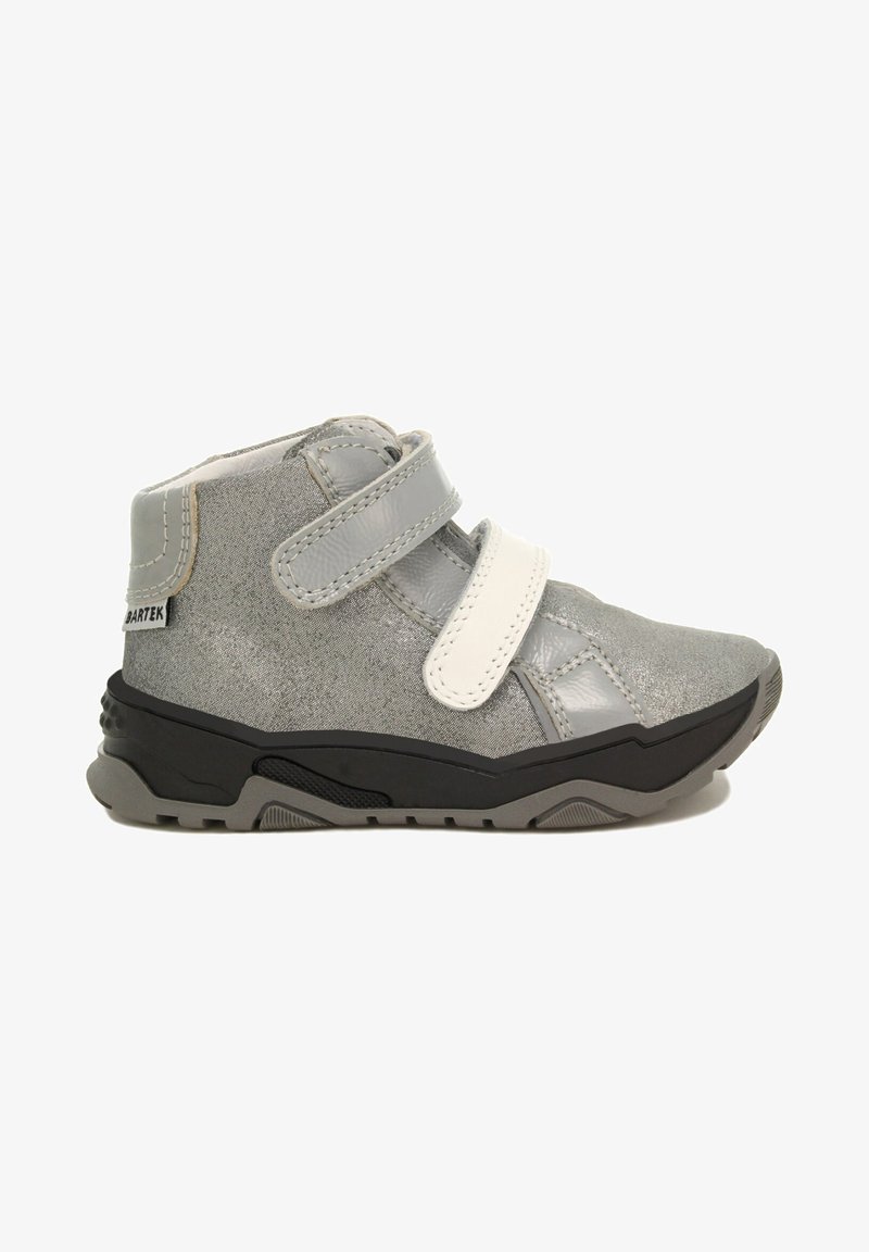 Šedá vysoká obuv vyrobená z semiše a kůže, se dvěma bílými suchými zipy, černou gumovou podrážkou a texturovanými detaily na svršku.