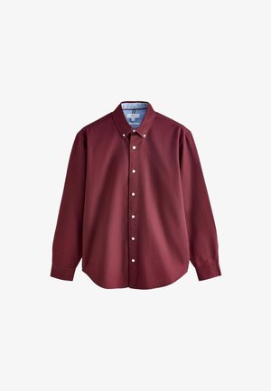 Burgundska srajca z dolgimi rokavi, izdelana iz bombaža, z ovratnikom na gumbe, belimi gumbi in majhnim logotipom na prsih.