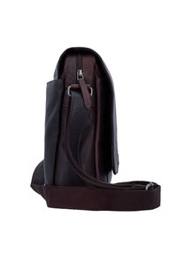 Borsa a tracolla in pelle marrone con finitura liscia, chiusura con zip, tracolla in tessuto regolabile e design verticale elegante.