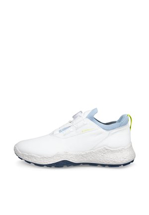 Witte sportieve sneaker met gestructureerde zool, lichtblauwe sokvoering, vetersluiting met draaiknop en gele lus aan de hiel op een witte achtergrond.