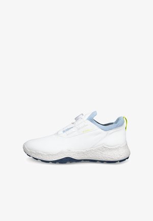 Bílá atletická teniska s texturovanou podrážkou, světle modrou vložkou, šněrováním na kolečko a žlutým poutkem na patě na bílém pozadí.