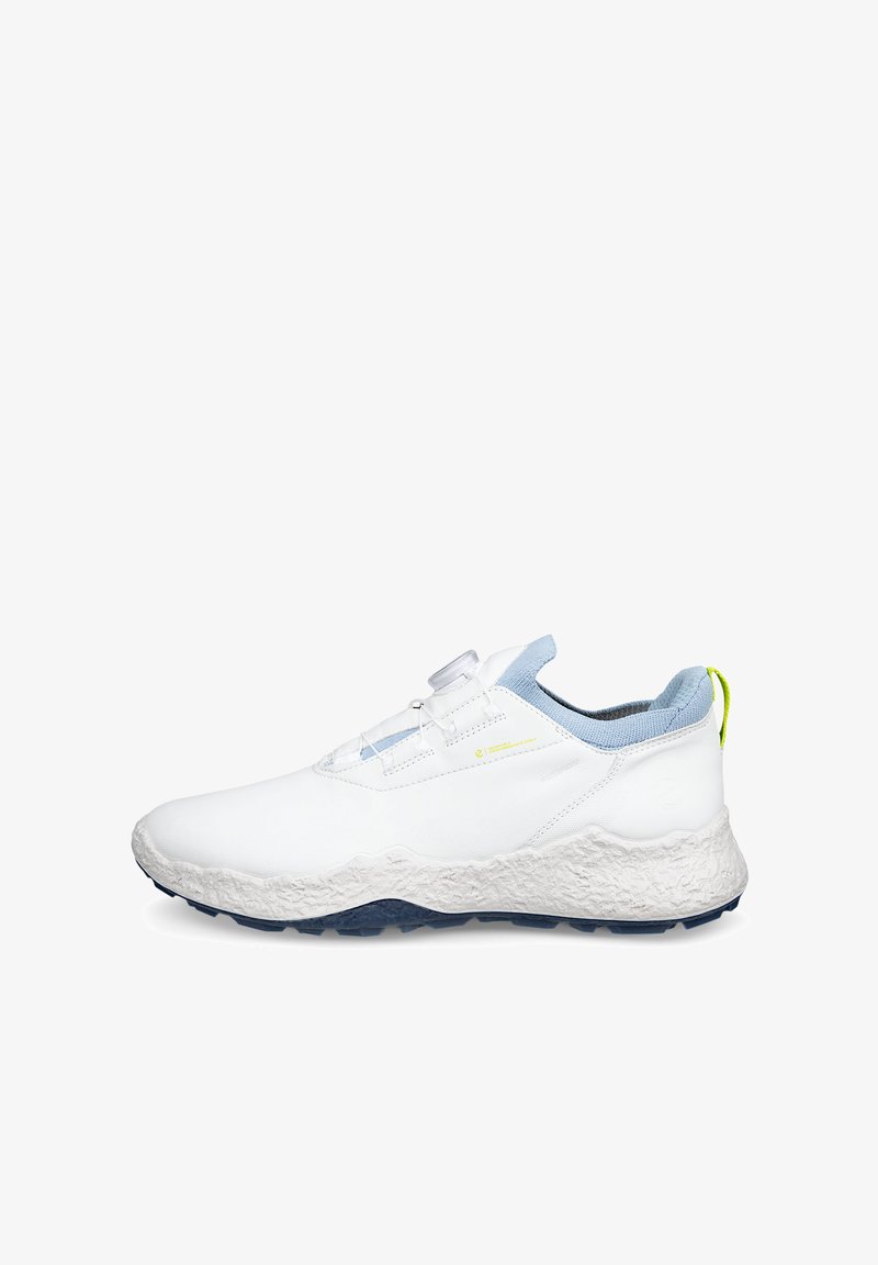 Biały sportowy sneaker z teksturowaną podeszwą, jasnoniebieską wyściółką, zapięciem na pokrętło sznurowadeł oraz żółtą pętlą na pięcie na białym tle.