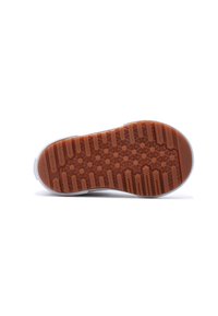 Suela de zapato con una base de goma marrón, que presenta un patrón hexagonal y ranuras, bordeada con un ribete blanco texturizado.