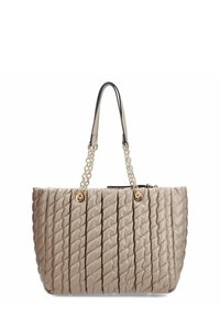 Taupe géquilte handtas met golvende stiksels, gouden kettinghengsels en leren handvaten op een witte achtergrond.