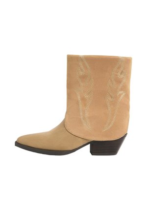 Bézs színű, velúr bokacsizma hegyes orral, a száron hímzett lángmintával és rétegezett sarokkal. Sima textúra és letisztult részletek.