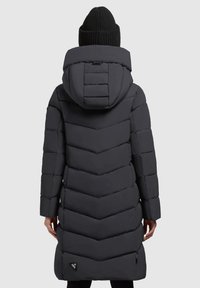 Puchowa kurtka w ciemnoszarym kolorze, z krzyżowym pikowaniem, dużym kapturem i metką z logo blisko dolnej krawędzi, o gładkiej, ocieplanej strukturze.