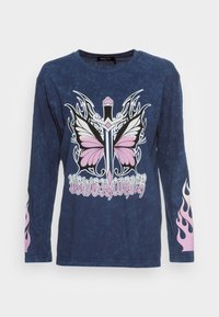 Camisa azul-marinho de manga longa com um design gráfico que apresenta uma espada e uma borboleta, acentuado por chamas rosas nas mangas. Material em algodão.