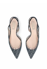Chaussures slingback à bout pointu avec une tige en tissu bleu à motifs, côtés transparents et une semelle intérieure nude. Des fines brides complètent le design.
