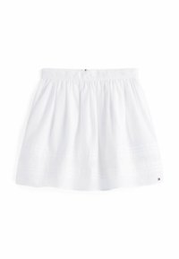 Jupe en coton blanc avec un design froncé, dotée de coutures décoratives horizontales et d'un petit logo accent au niveau de l'ourlet. Taille élastique.