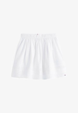 Gonna bianca in cotone con design arricciato, caratterizzata da cuciture decorative orizzontali e un piccolo logo accentato all'orlo. Vita elasticizzata.