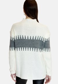 Elara Stickad tröja - grau