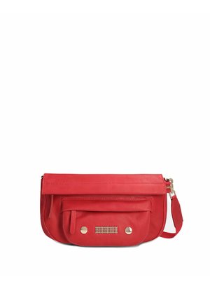 Rode leren clutch met een voorvak met klep, goudkleurige metalen studs en een verstelbare polsband op een witte achtergrond.