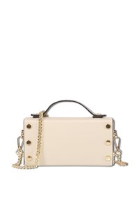 Rechthoekige clutch in zachte crèmekleurige leer met gouden hardware, voorzien van een bovenhandvat en een afneembare kettingriem, geaccentueerd met metalen studs.