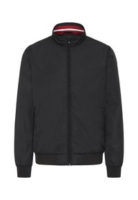 Sort letvægts zip-up jakke med stående krave, ribbede ærmer og kant, samt rød og hvid stribet indvendig kravefool.